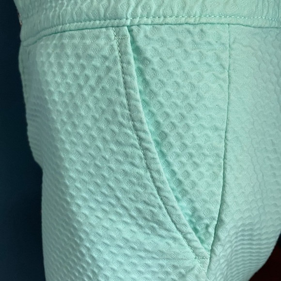 Lilly Pulitzer Buttercup Short. Size 4. Minty green. 100% cotton. Scalloped hem. - Picture 4 of 10